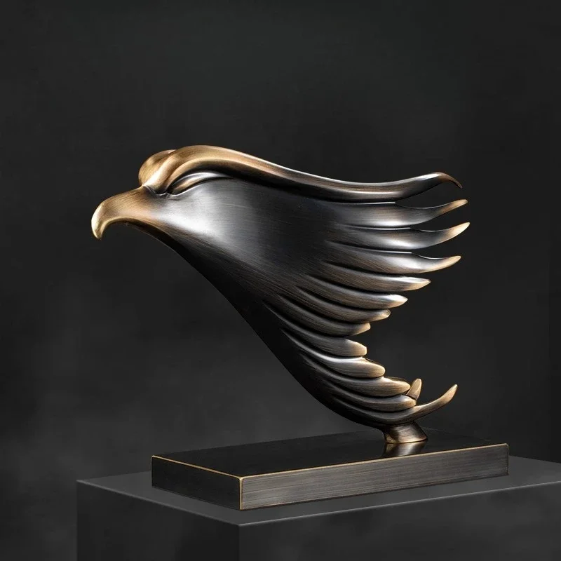 Light luxury high-end brass eagle decoration, living room entrance wine cabinet decoration, office desktop ornament
