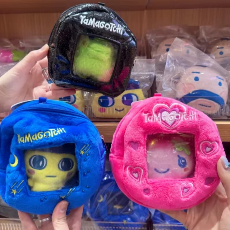 ตุ๊กตา Tamagotchi Mametchi Furawatchi ของ Bandai พร้อมเคสหูฟัง ของเล่นตุ๊กตาขนนุ่ม กระเป๋าเก็บของเล็กๆ ของตกแต่ง ของเล่นเซอร์ไพรส์ ของขวัญ