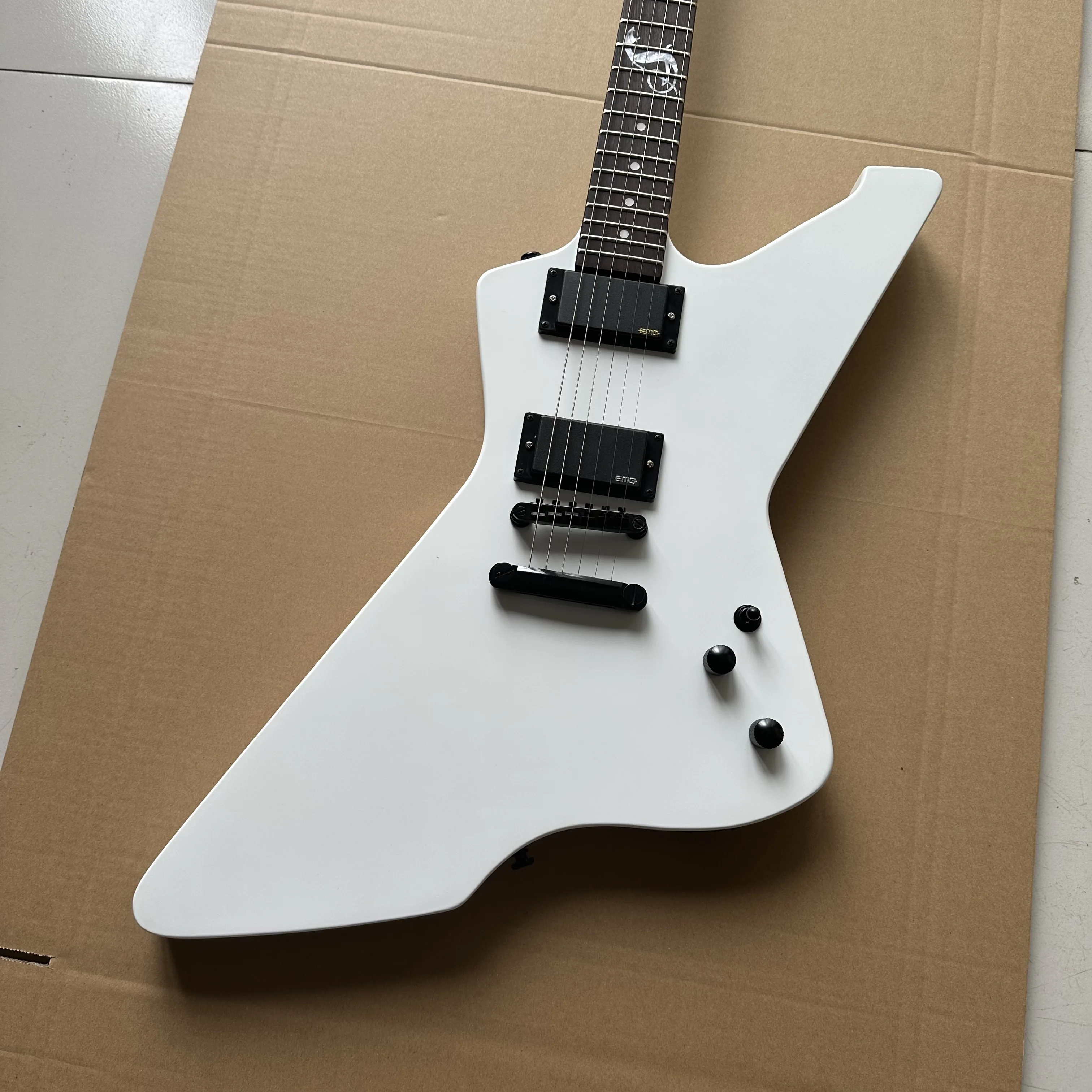 ESP Snakebyte Guitar, Active Pickups, White Color, Rosewood Fingerboard, Body