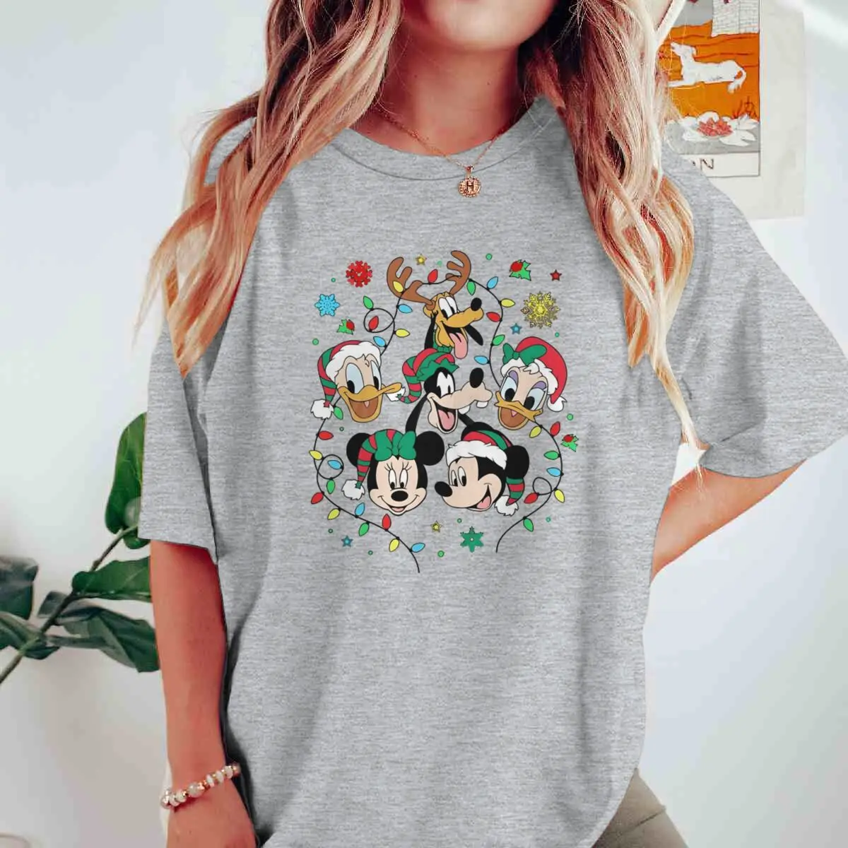 

Merry Christmas Retro Mickey and Friends Cotton T-shirts for Men Women Christmas Lights Cartoon Tops Tees Xmas Gift T-shirts