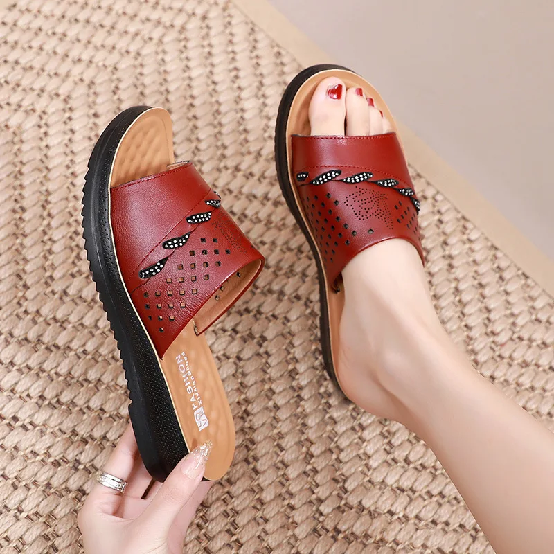 Summer New Women's Shoes Female Soft Leather Casual Open Toe Outdoor Beach Shoes Woman Footwear Slip On Sandals mother slippers