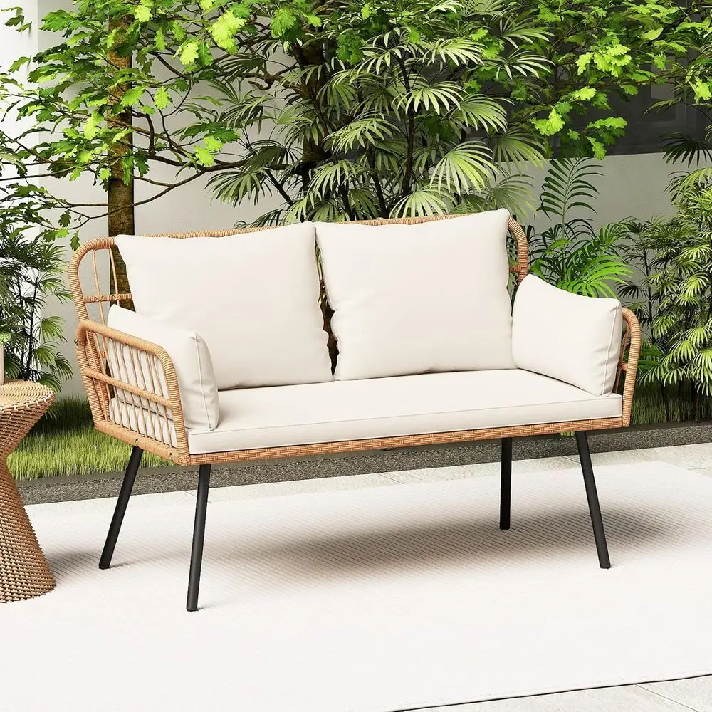 2인용 야외 라탄 러브시트 소파(쿠션, 요추 베개, 금속 다리 포함), 발코니, 현관, 데크에 이상적(오프화이트)