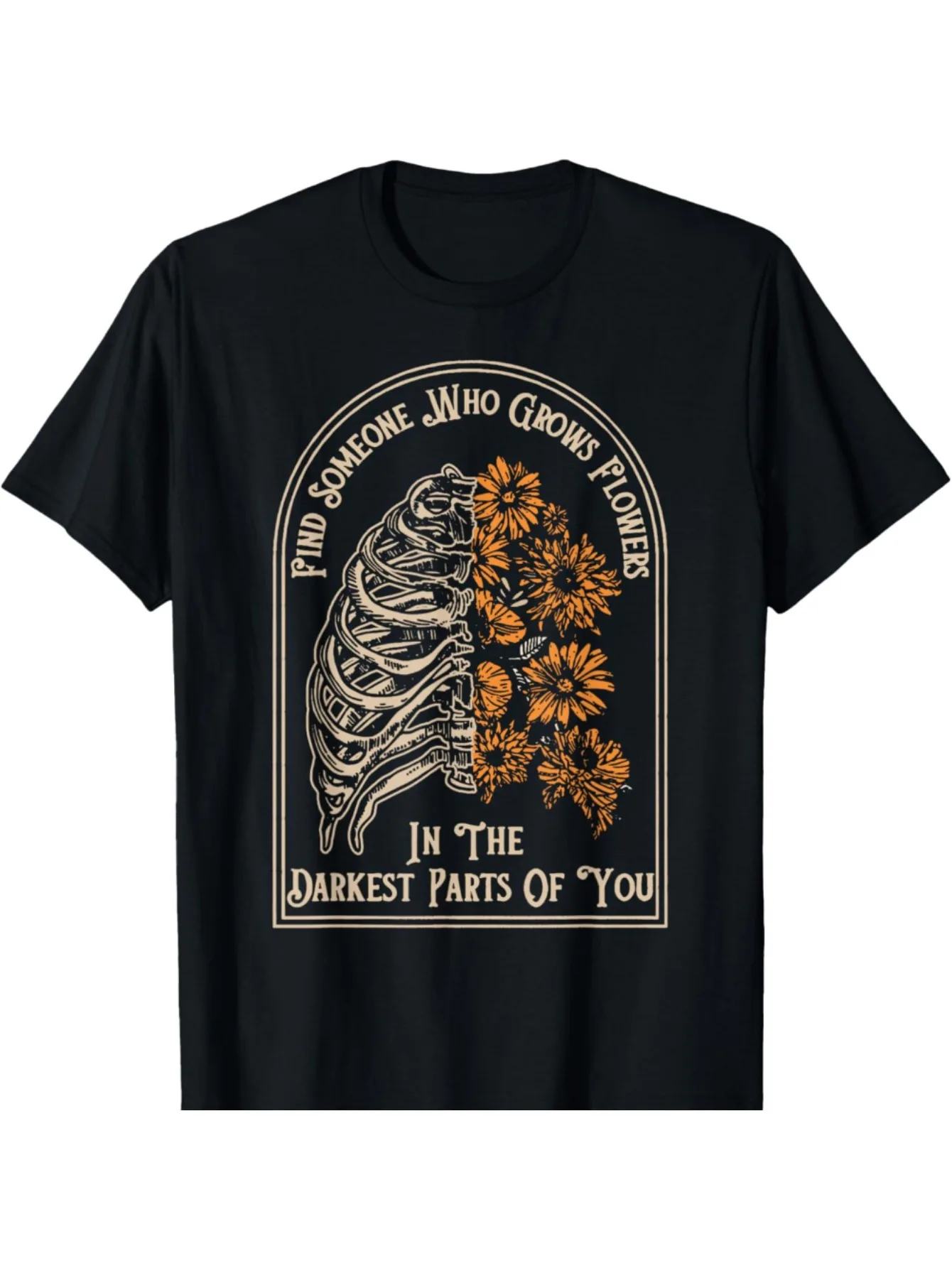 

Футболка Find Someone Who Grows Flowers с рисунком — мягкий хлопок, круглый вырез, короткий рукав — идеально подходит для повседневной носки