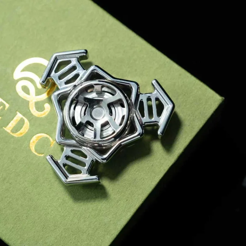 QEDC Beijing Exhibition Edição limitada Brinquedo de descompressão de mesa Fidget Spinner de três páginas