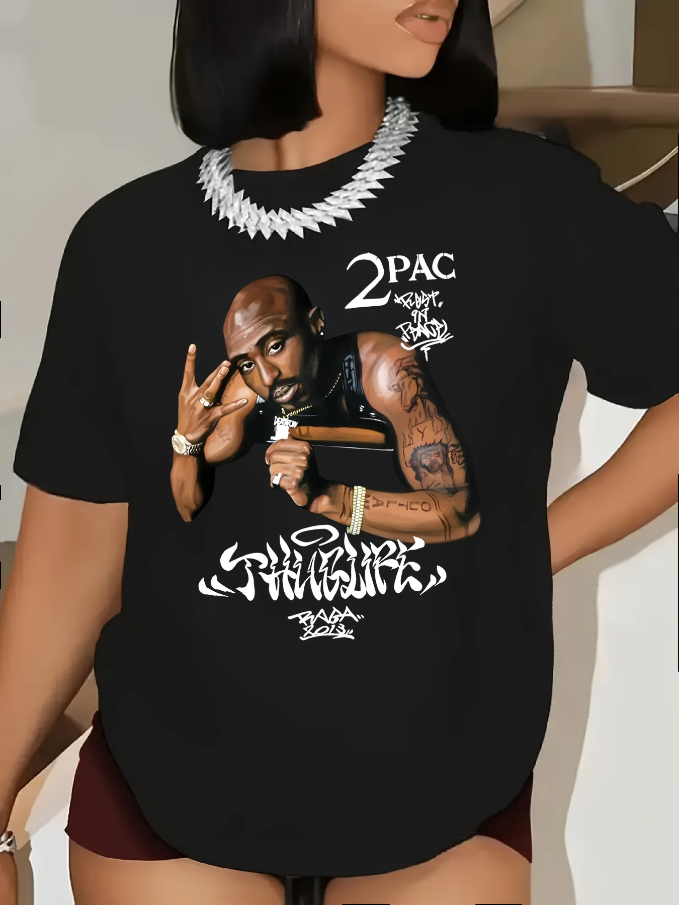 Camiseta Gráfica 2Pac Feminina Casual Preta em Poliéster com Estampa do Rapper Icônico, Mangas Curtas e Gola Redonda - Lavável na Máquina