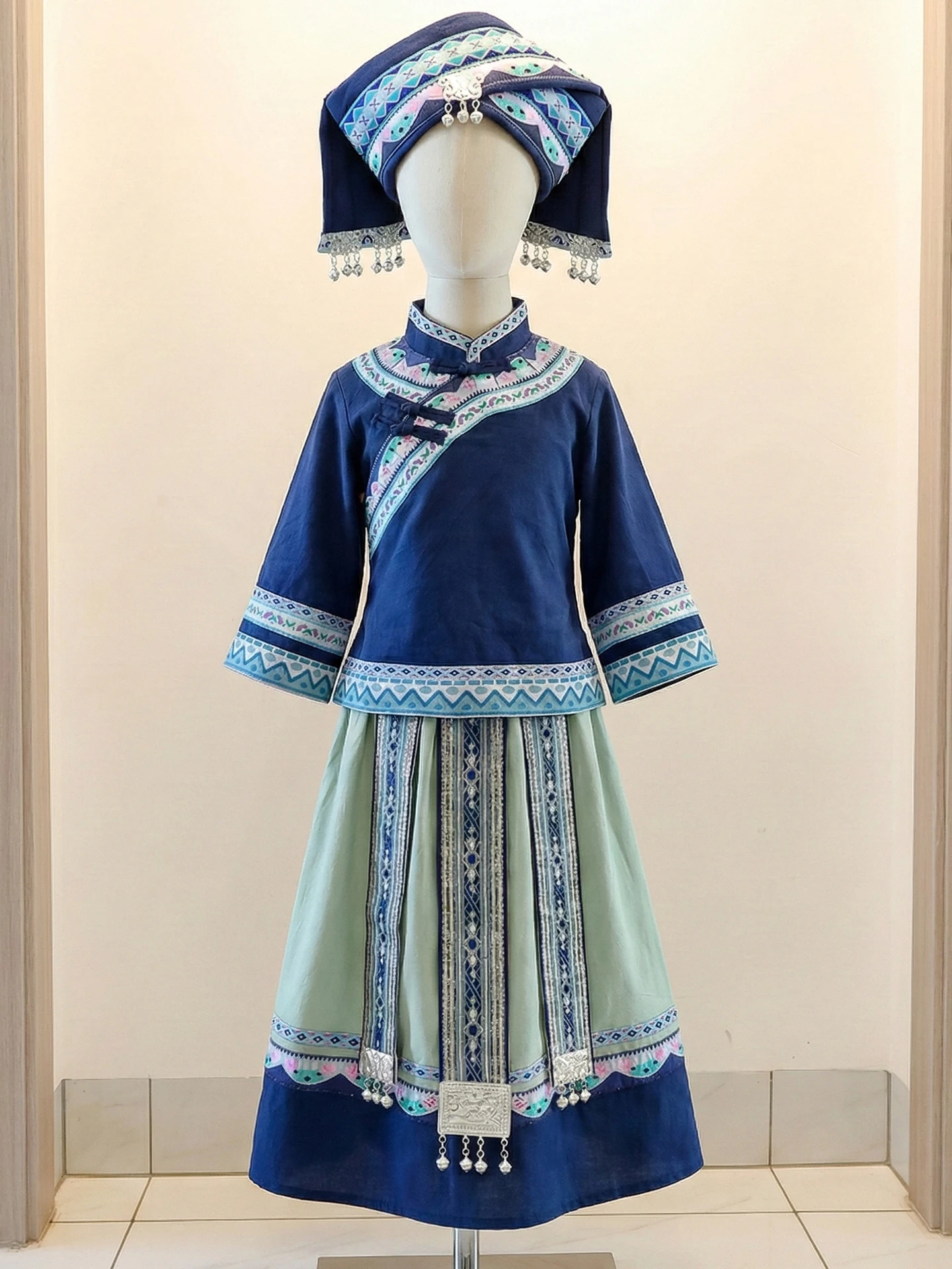 

Новая детская одежда в этническом стиле: футболка для девочек из полиэстера и хлопка, вдохновленная этниками Минь, Чжуан, Мяо из Гуанси.