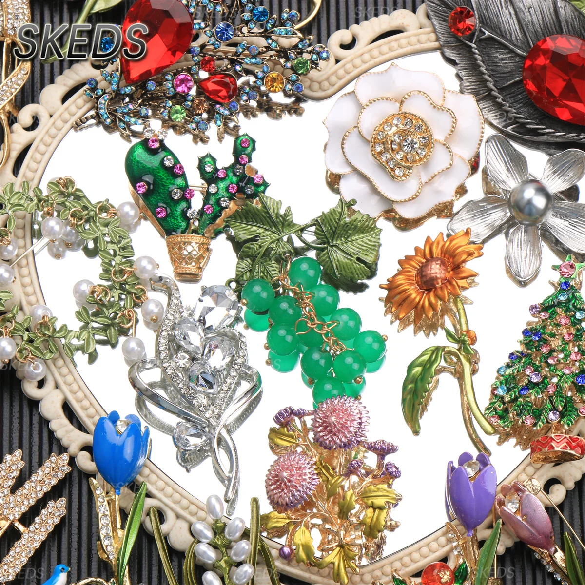 SKEDS Glänzende Kristall-Obst-Blumen-Brosche für Damen, modische, klassische Strass-Brosche, elegante Damen-Kleidungsabzeichen