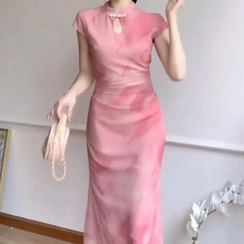 

Поп-розовое платье с пряжкой, женское платье 2025 года, новинка лета и осени, улучшенное темпераментное платье Cheongsam с небольшим воротником-стойкой, юбка «рыбий хвост» на бедрах