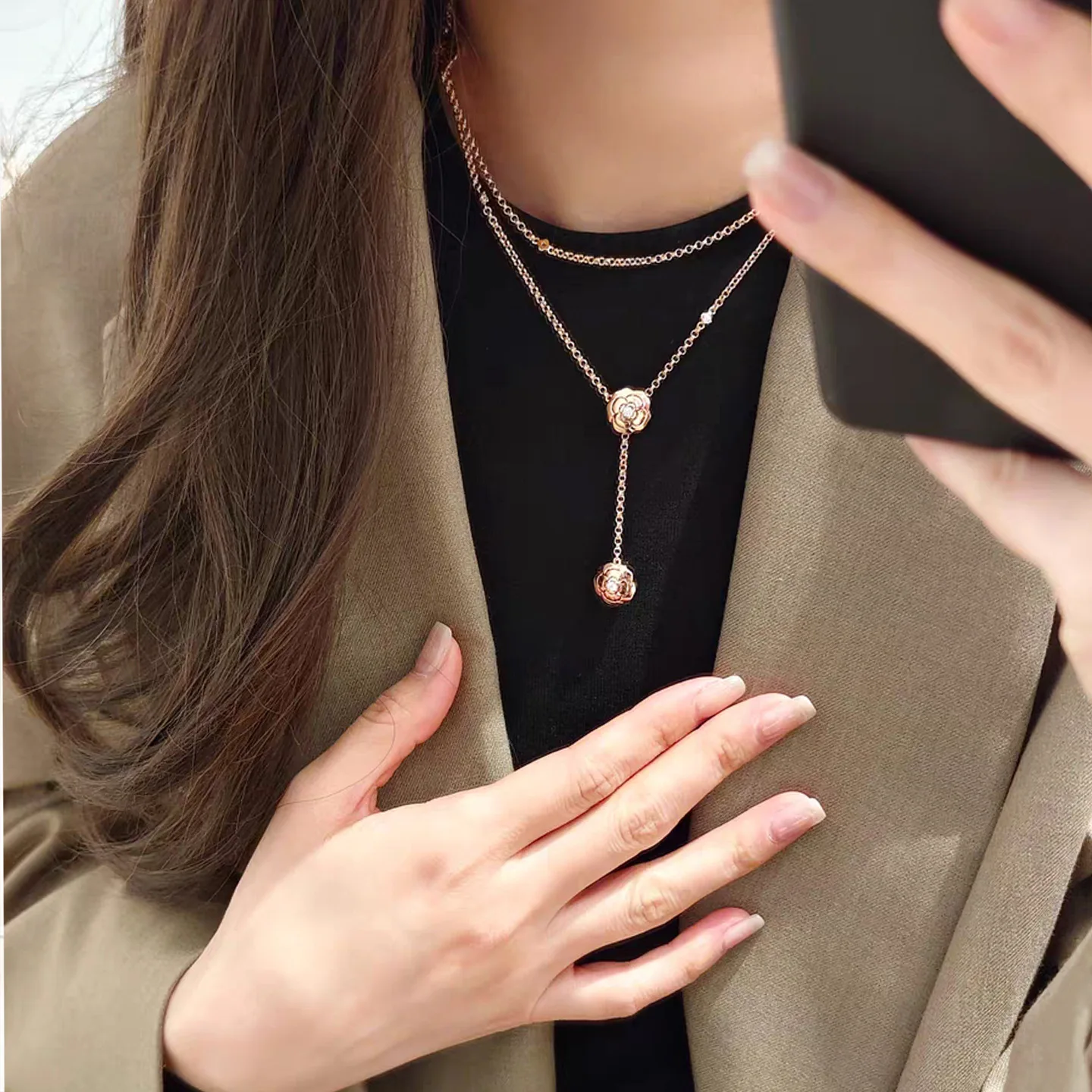 

Золотая многослойная цепочка с камелиями на ключицы, легкая роскошная цепочка для свитера, элегантное французское ожерелье, модный универсальный чокер