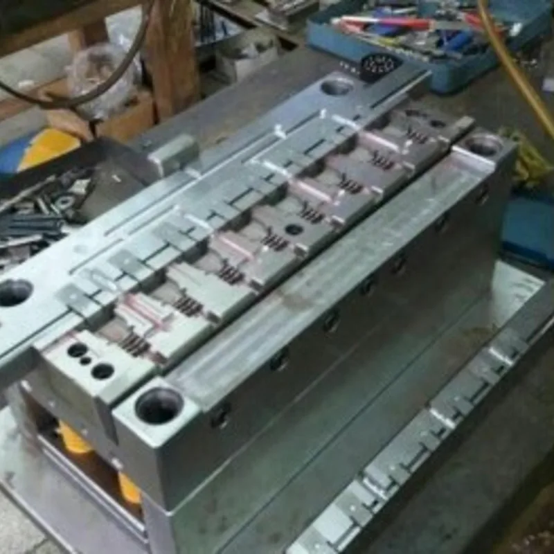 C-type speciale standaard plug verticale spuitgietmachine Drie lijn CNC Computer Shell spuitgietmachine