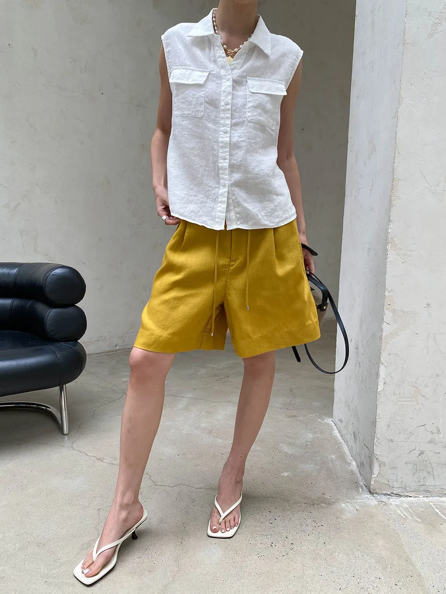 Sommerliche Damen-Weste in einfarbigem Design mit Revers und doppelten Taschen, ärmellos. – Detail 5