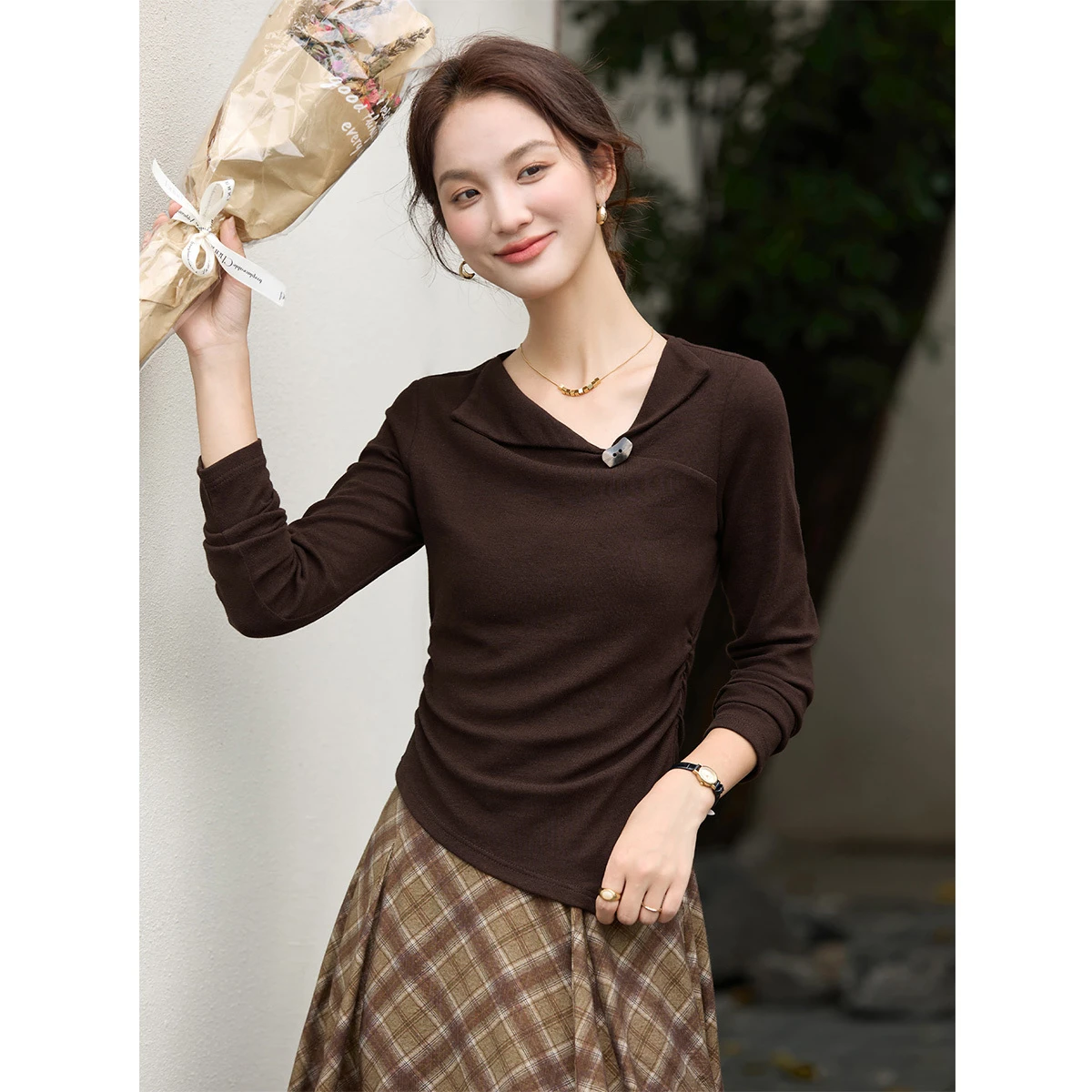 

VIMLY женские коричневые облегающие топы, повседневные футболки с длинными рукавами и асимметричным воротником, осень 2025 г., модные вязаные женские футболки A3293