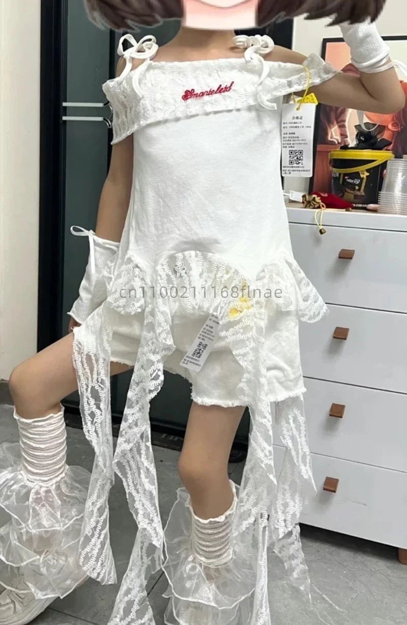 Mädchen Jazz Hip Hop Tanzoutfit, weißes ärmelloses Top mit seitlichen Ausschnitten, graue, gerippte Shorts mit Muster, Kinderkostüm für Bühnenauftritte. – Detail 4