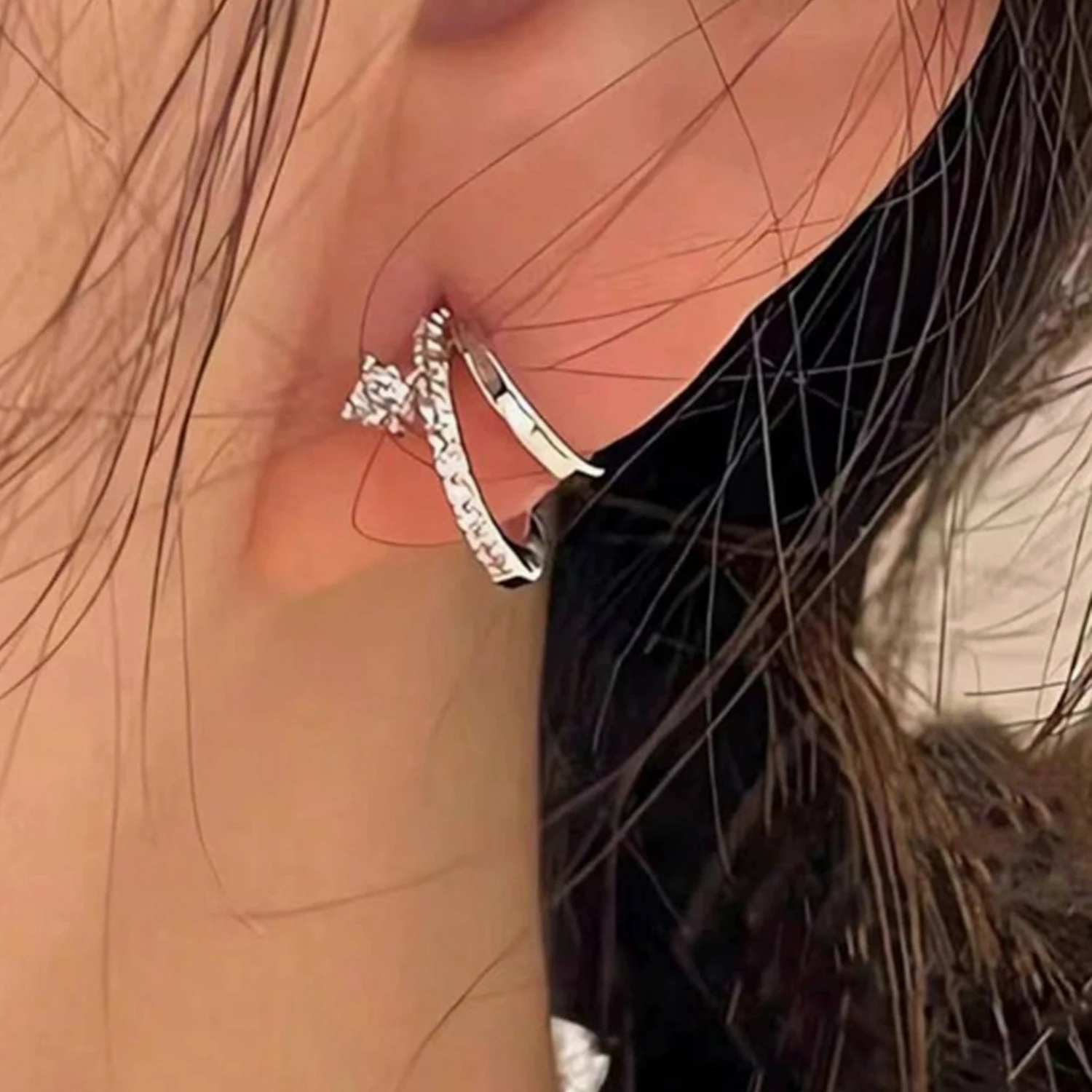 Modische offene Creolen mit Diamanten – Luxuriöser und hochwertiger Damenschmuck aus Edelstahl, elegant und geschmackvoll