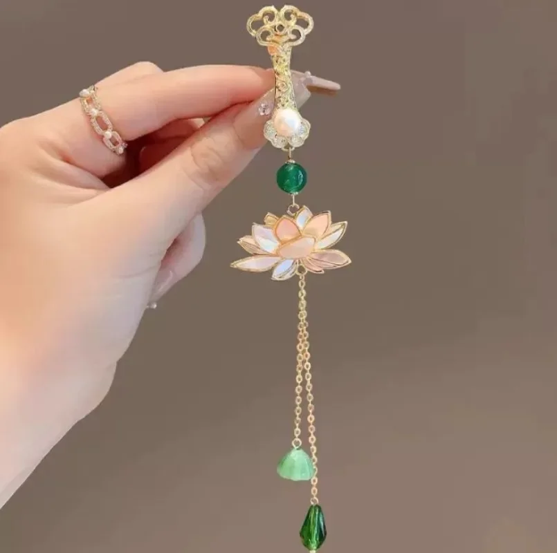 رائعة قصر نمط اللؤلؤ شل لوتس شرابة الزمرد قلادة بروش السيدات مجوهرات الحفلات