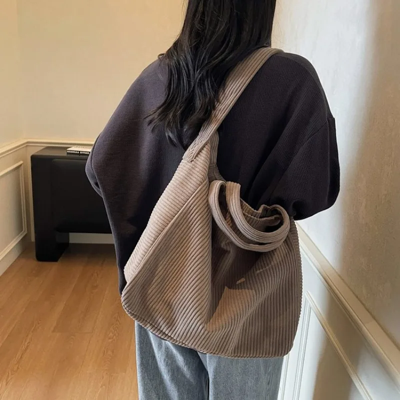 

Модная и стильная сумка-органайзер для подгузников через плечо для мам: для поездок, ухода за ребенком, изысканная, элегантная, вневременная, функциональная, организованная.