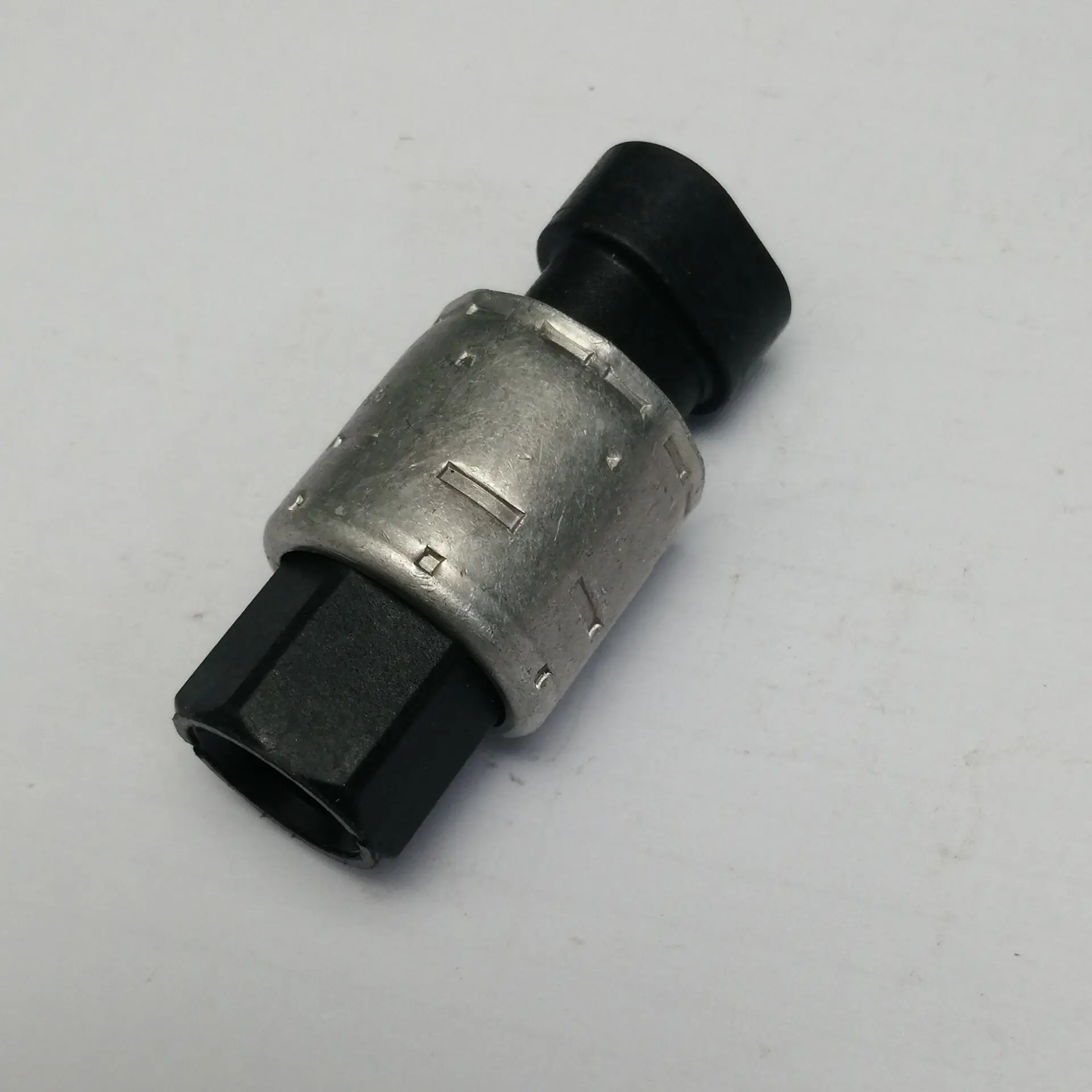 

For Ford Mondeo Air Conditioning Clutch Cycle Pressure Switch Sensor 88964751