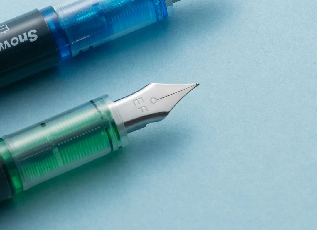 8 Stück Einweg-Füllfederhalter mit feiner Spitze, verschiedene Farben, glatter Schreibfluss, sichtbare Tintenversorgung, Kunststoffmaterial, EF – Detail 6