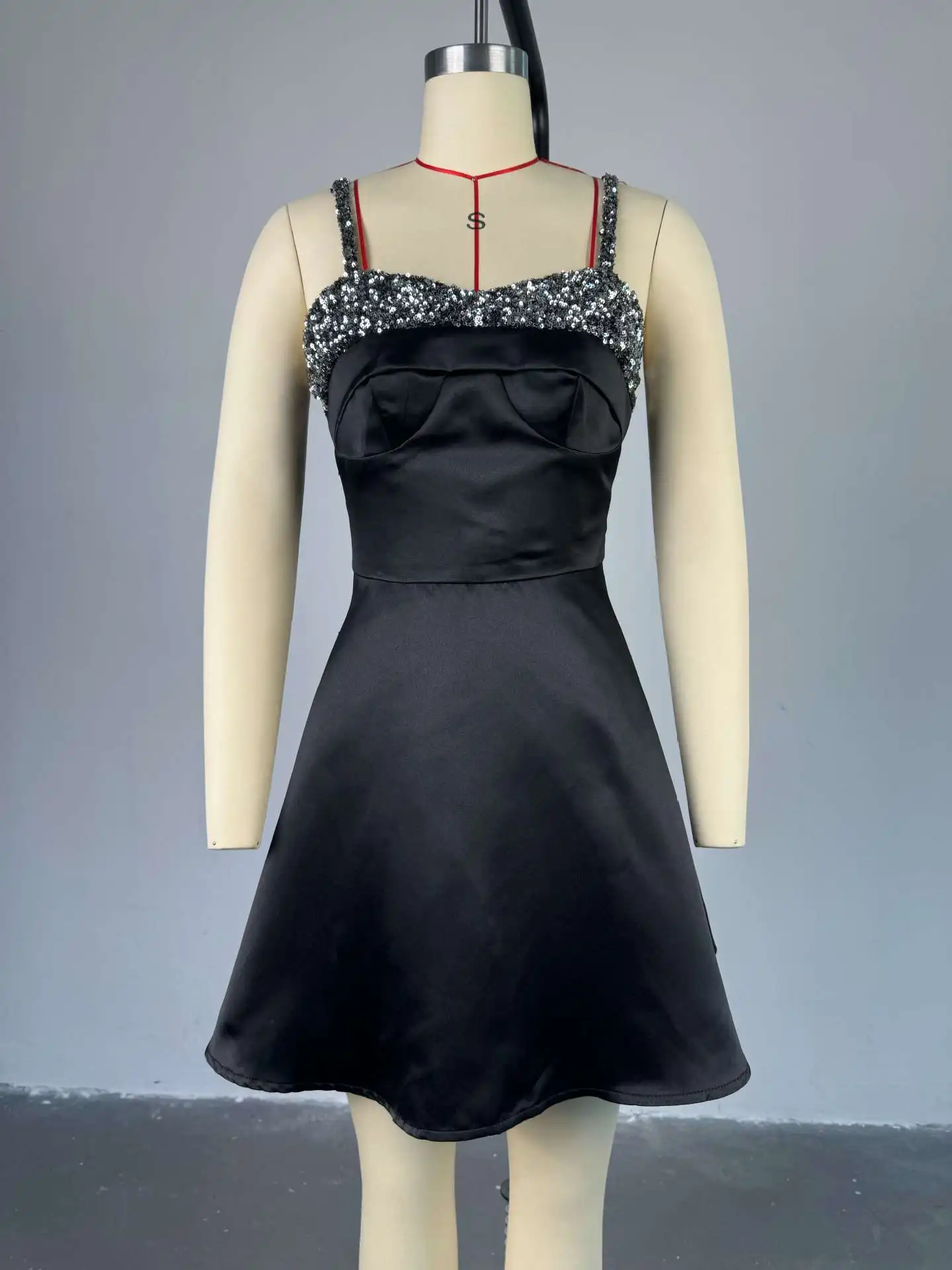 เดรสผ้าซาตินรัดรูป แขนกุด แต่งเลื่อม สายเดี่ยว ผ้าปะต่อ สไตล์วายทูเค สำหรับงานปาร์ตี้วันเกิด ชุดคลับแวร์ ดีไซน์เก๋ไก๋