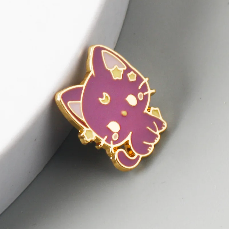 かわいい月猫ファッションカップルアニメブローチエナメルピン金属バッジバックパック衣類アクセサリー男性女性ギフト
