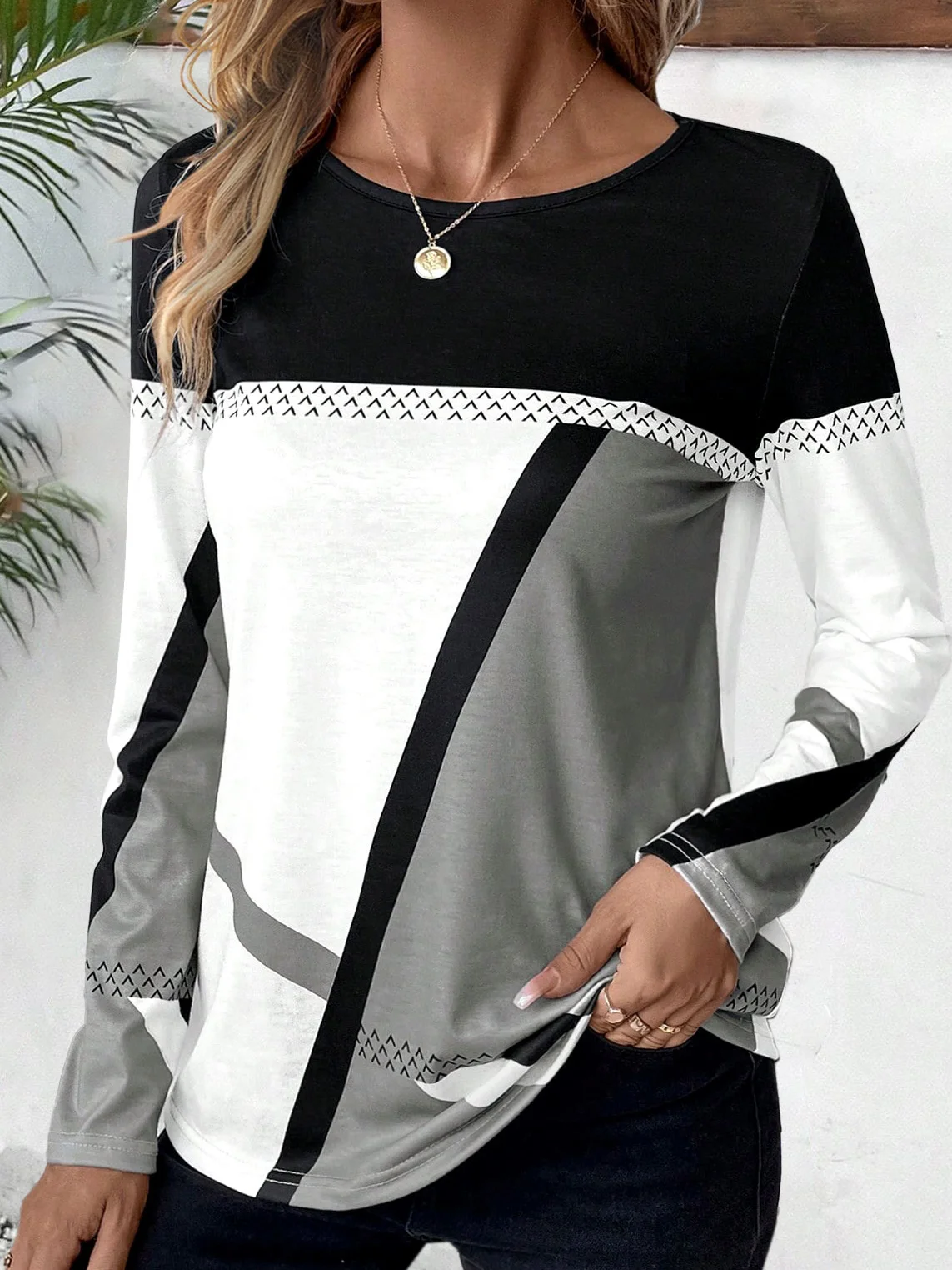 

Plus Size Women's Long Sleeve Scoop Neck Graphic Colorblock Top