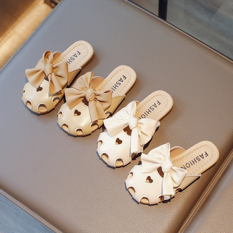 

Тапочки с закрытым носком для маленьких девочек и галстуком-бабочкой, новинка 2023 года, летние детские пляжные сандалии босиком, простая уличная повседневная одежда на мягкой подошве