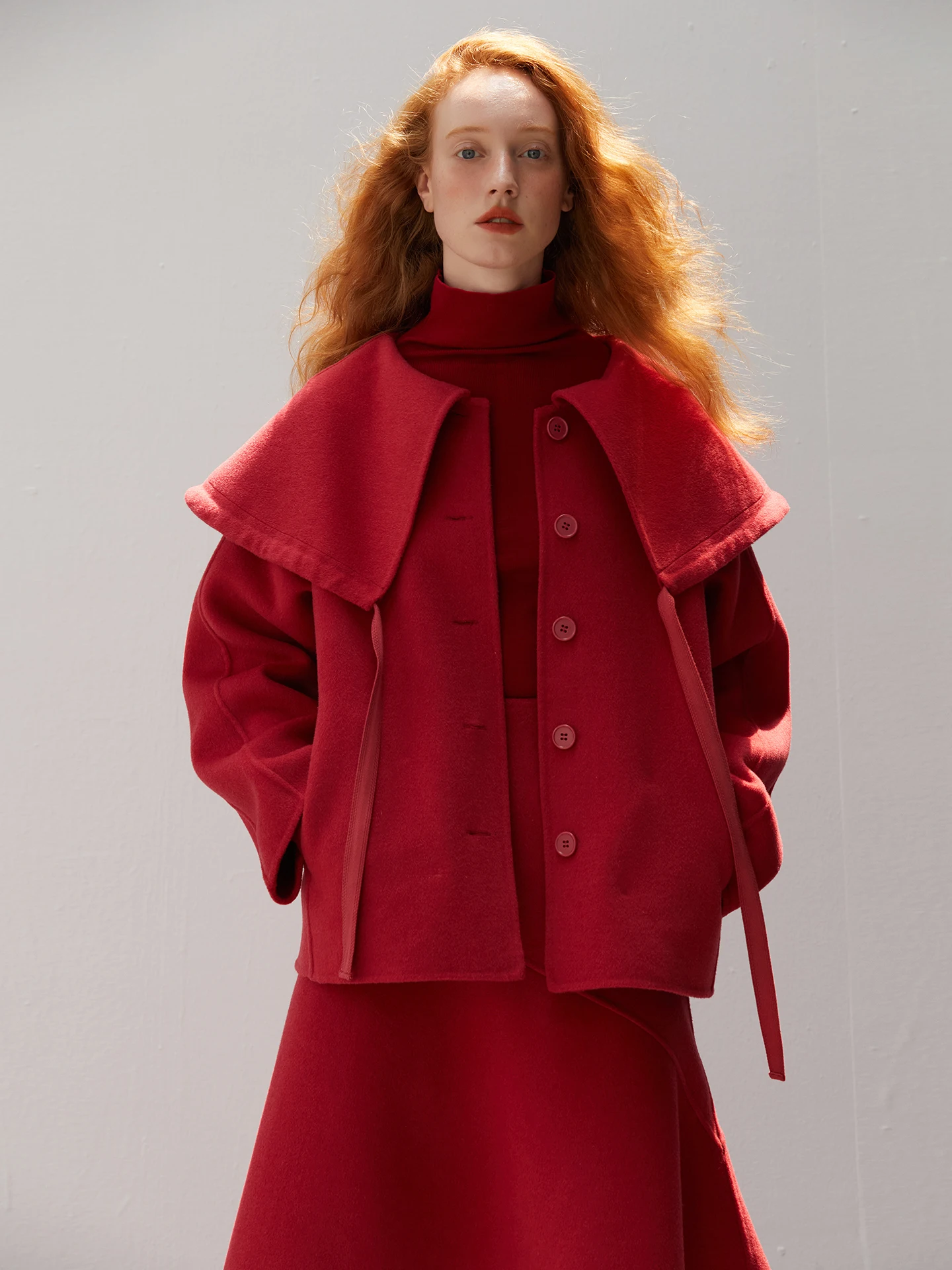 

Красный комплект из 100% шерсти ручной работы: маленький плащ, жакет и юбка-рыбка для женщин в позднем двадцатилетии