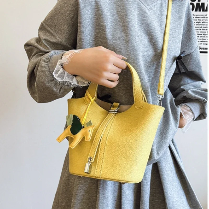 

2025 New Summer Baby Vegetable Basket Women's Bag Soft PU Fashion Classic Popular Lychee Pattern Bucket Tote Mother Bags