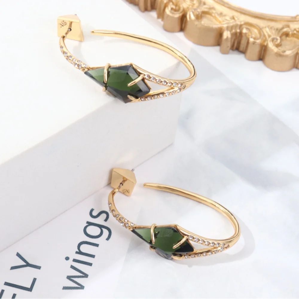 European and American Genius Designers Create Fashionable Large Gemstone Earrings