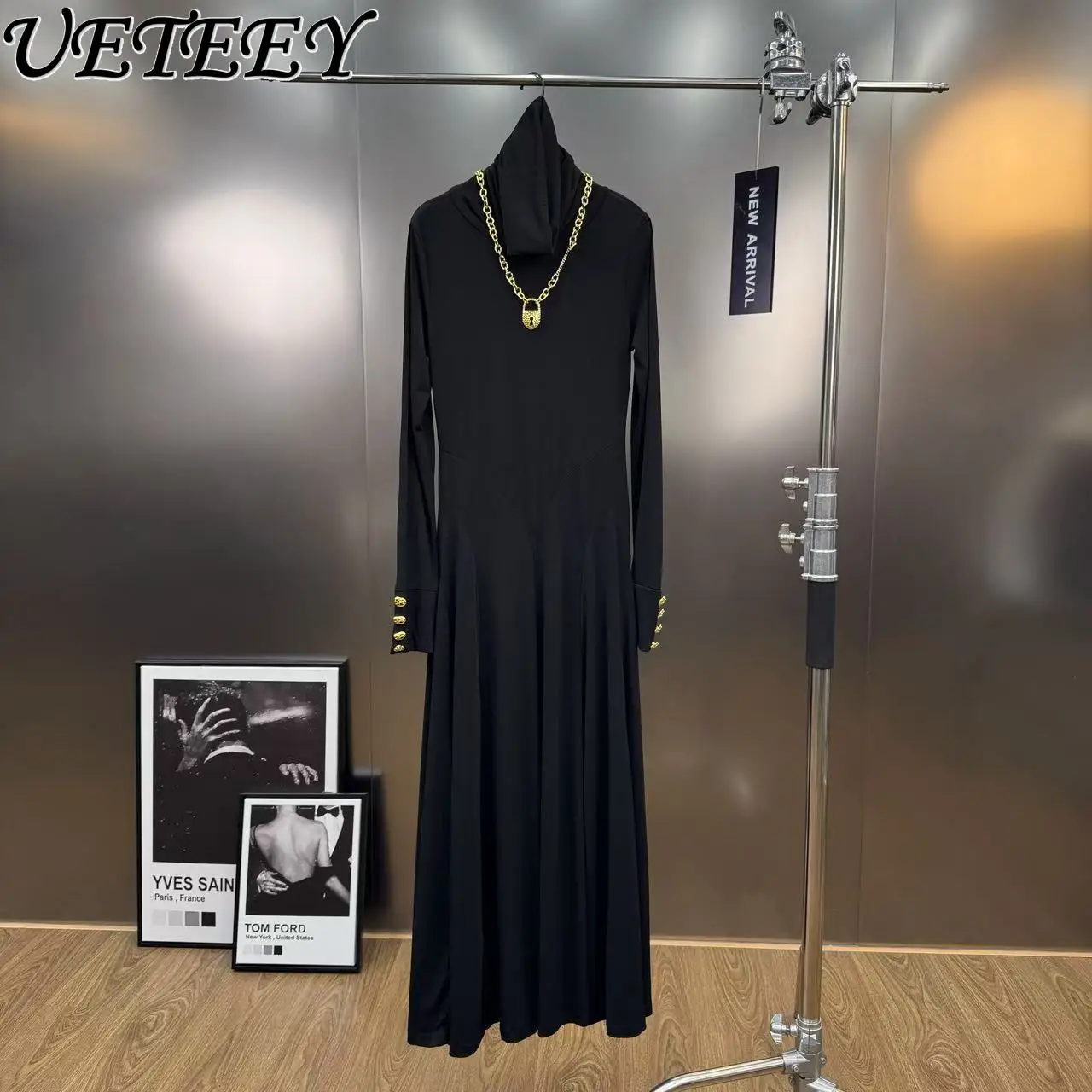 

2025 Autumn Metal Waist Cinching High Neck Long Sleeve Maxi Dress Women Loose Casual Fashion Black Dress with Gold Lock Necklace