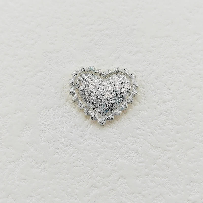 100 Stück 2,5x2,1CM Mini Glänzende Herz-Applikationen zum Aufnähen auf Kleidung, Hüten, DIY-Kopfbedeckungen, Haarspangen, Schleifen-Deko-Accessoires – Detail 9