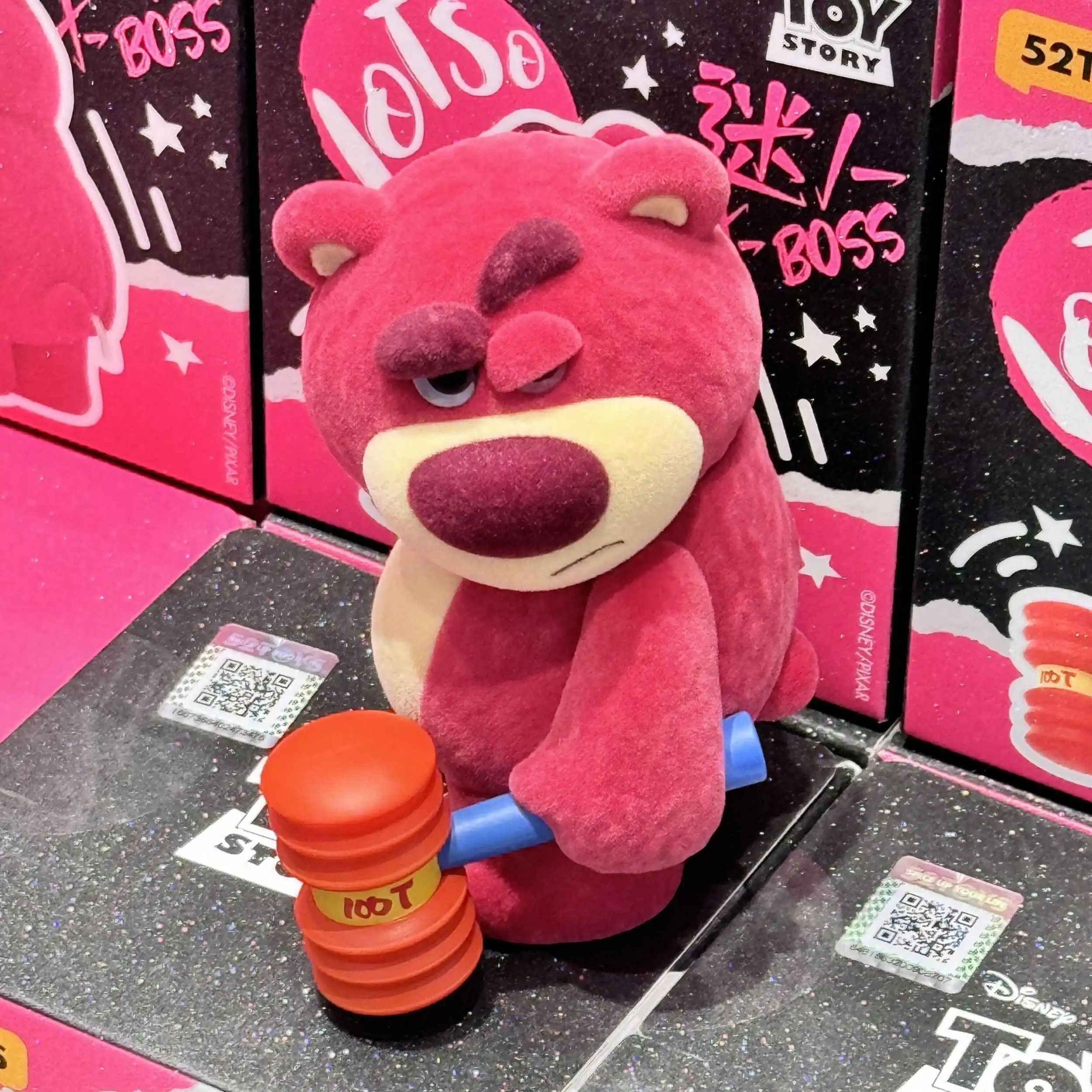 Oso de fresa encantador guía de gran jefe tres generaciones de figuras juguetes de moda adornos flocados periféricos regalo