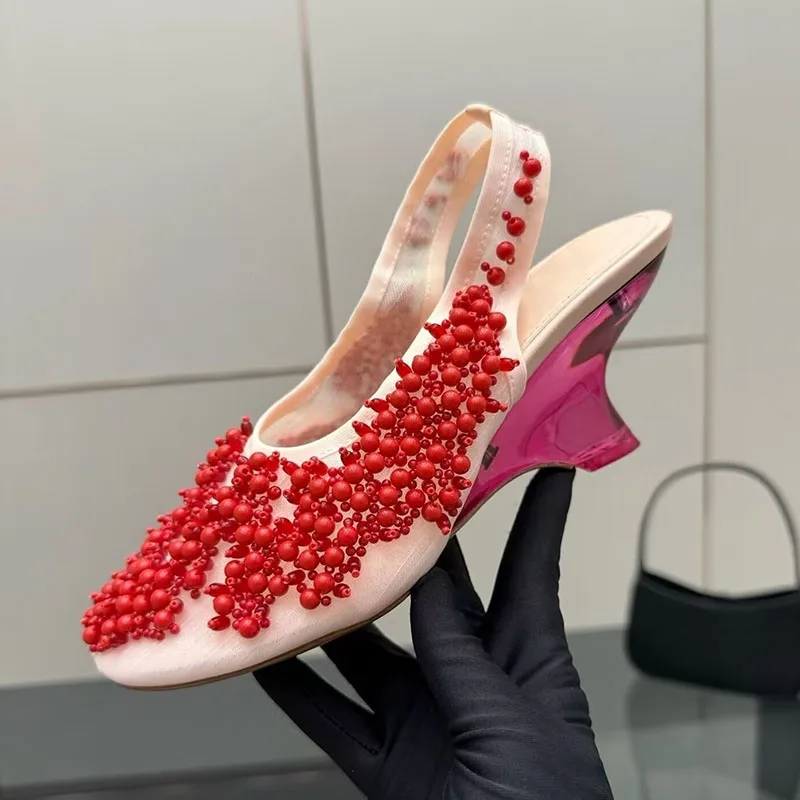 Новые сетчатые сандалии с закрытым носком и бусинами, женские прозрачные сандалии на танкетке, летние модельные туфли, модная подиумная обувь