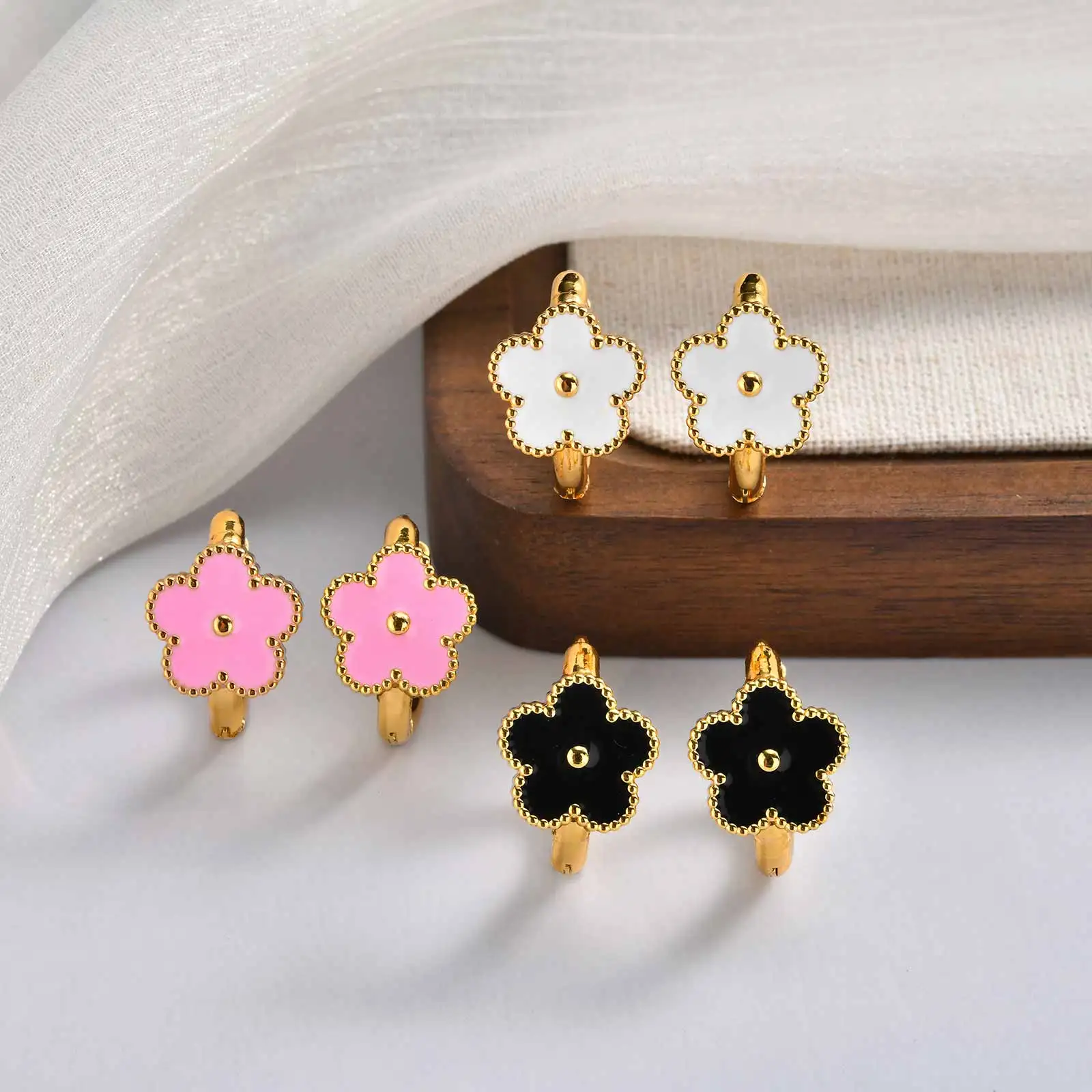Weiße Emaille-Blumenohrringe aus Edelstahl für Damen, 18 Karat PVD-vergoldeter wasserfester Schmuck