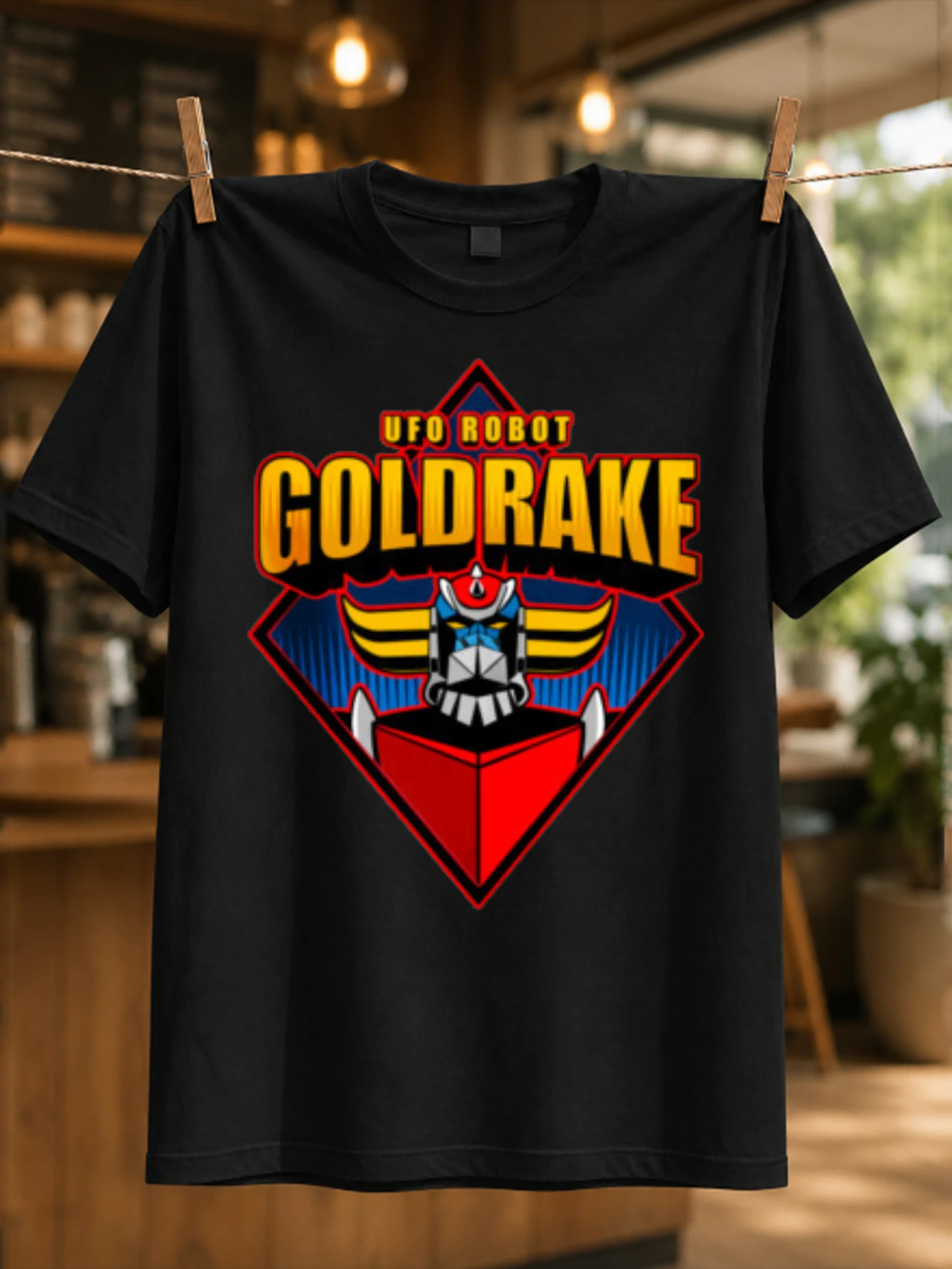 Goldrake UFO Robot, diamant rouge avec titre jaune et visage de robot, style héros d'anime classique, t-shirt unisexe