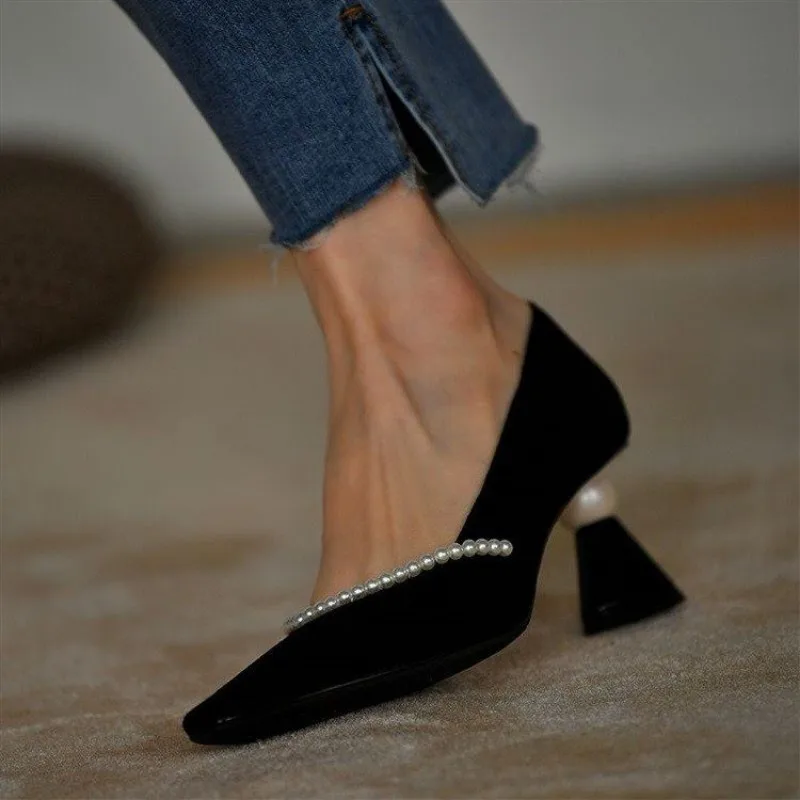 French elegant niche black pointy thick heels 2024 new all-matching shallow mouth beaded slip-on retro single shoes women