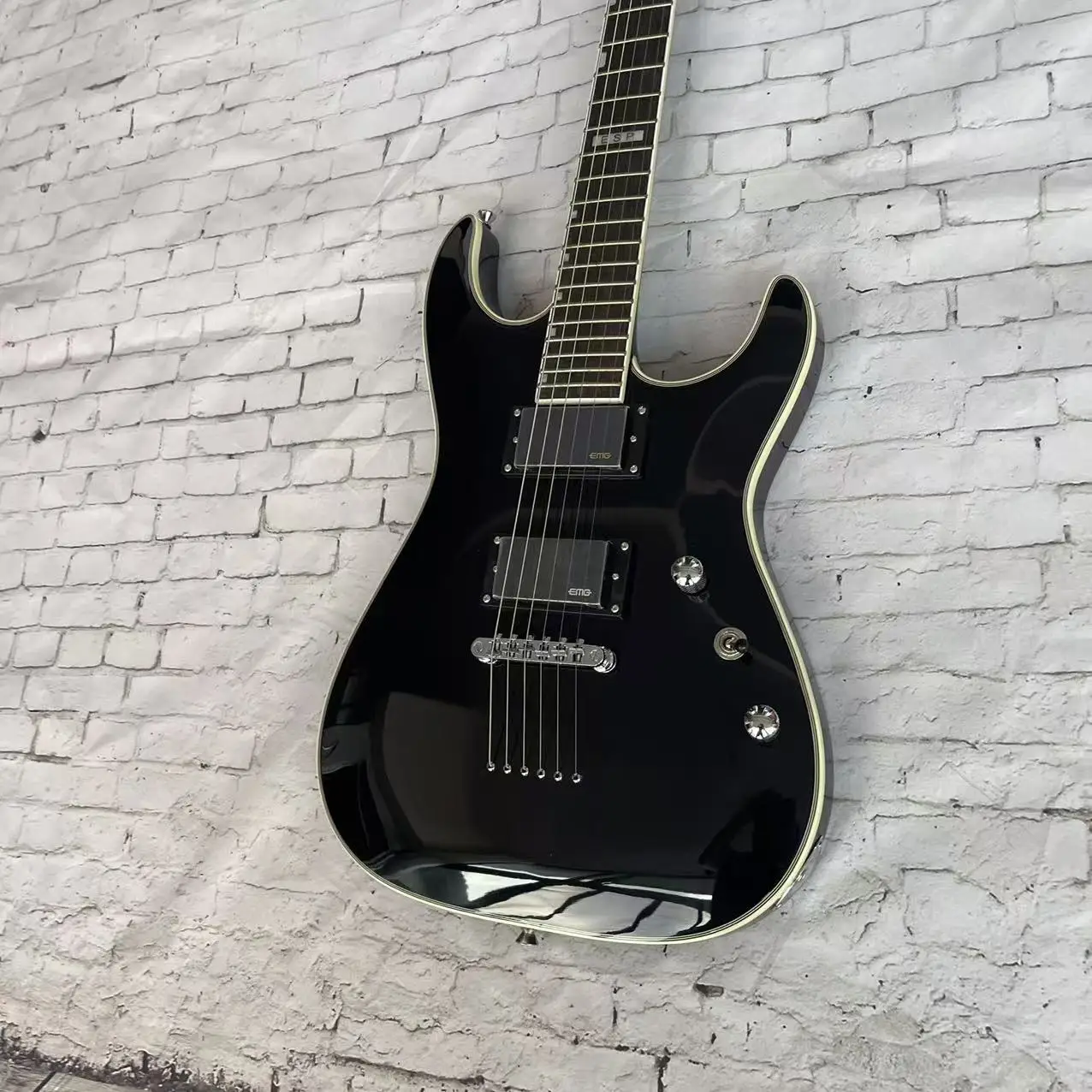 Electric Guitar 6-Chord Electric Guitar, Black Body, Factory Photo, In Stock, Order to Ship