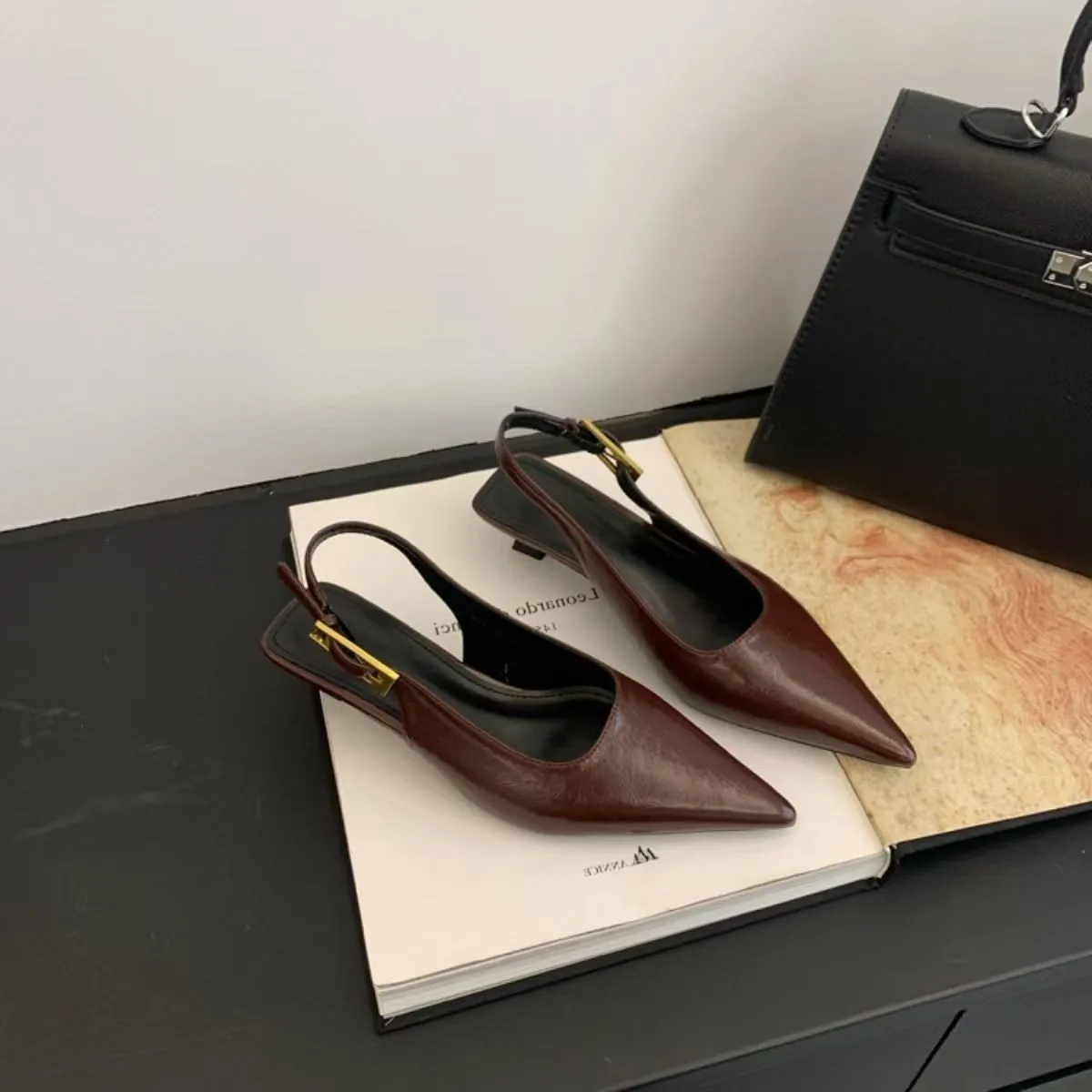 

Летние женские туфли-мюли с острым носком, модные сандалии на низком каблуке для вечеринок, элегантные туфли для стриптиза 2026