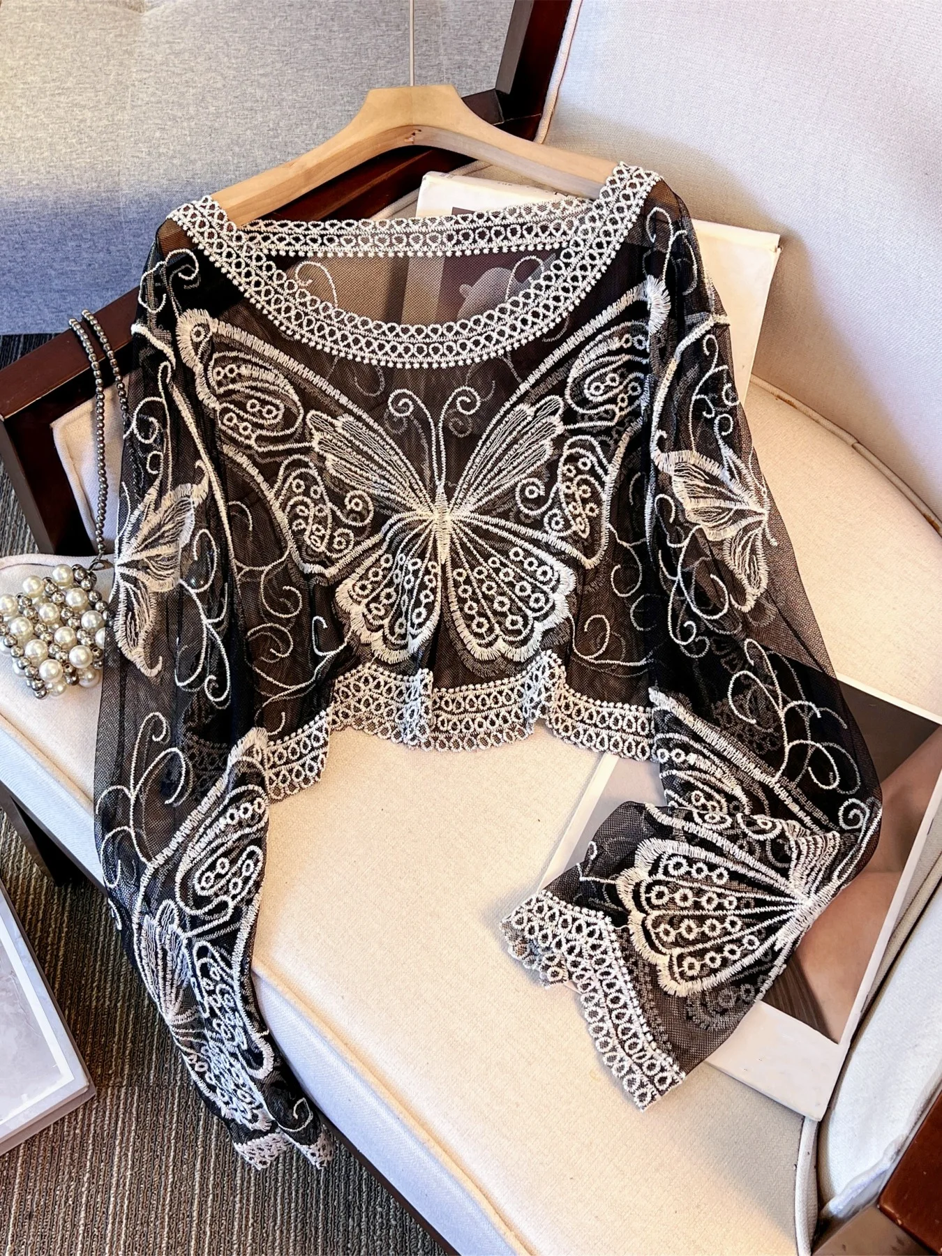 Couverture de plage d'été pour femmes avec maille, broderie de papillons, col rond évidé, haut court à manches longues, chemise de protection solaire