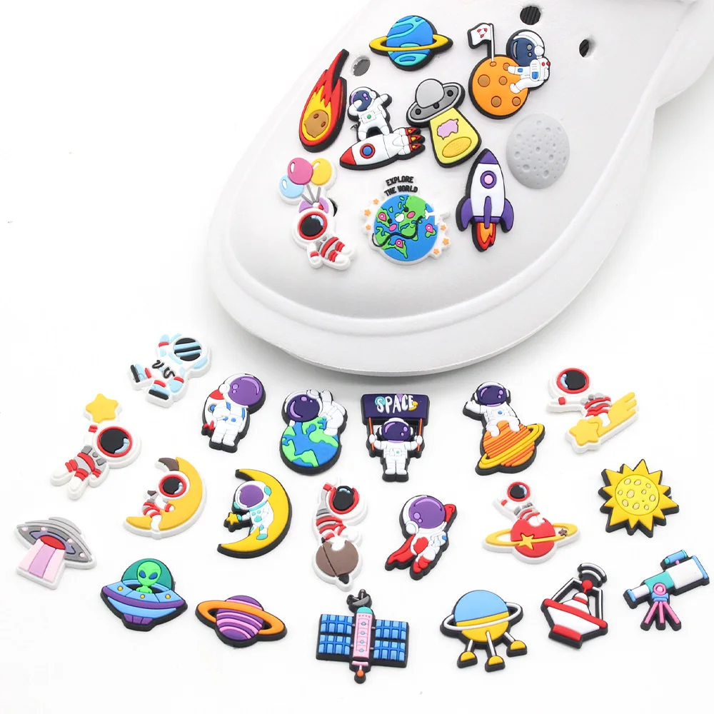 Cartoon Space Astronauts Shoe Charms, DIY Sandálias Acessórios, Decore Jardim Tamancos para Crianças, Meninas Presentes de Aniversário, Bonito, Novo, 1Pc