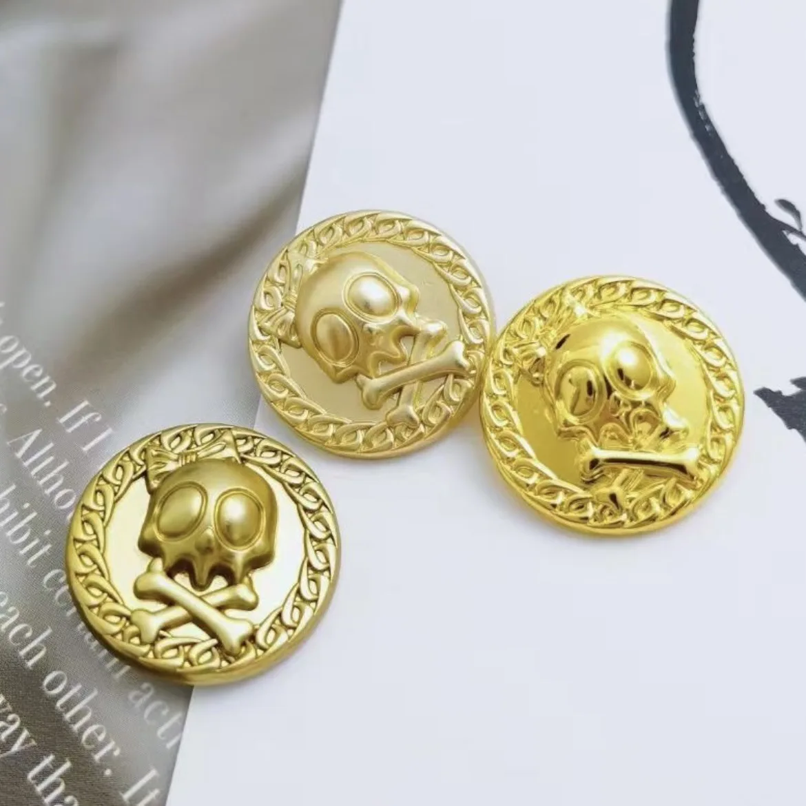 10 pezzi Punk Golden Skull bottone in metallo fai da te giacca da abito retrò maglione lavorato a maglia bottone decorativo