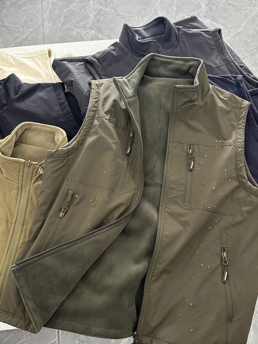 

Теплая мужская двусторонняя жилетка для активного отдыха с воротником-стойкой, осенне-зимняя, с капюшоном, на молнии, приталенного кроя