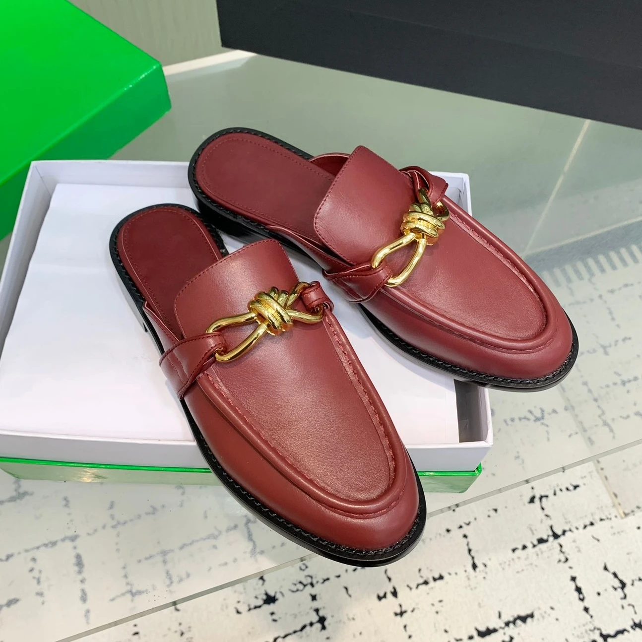Zapatillas concisas de cuero genuino con punta redonda para mujer, zapatillas decorativas de Metal, mocasines deslizantes, decoración con nudo de mariposa, zapato femenino