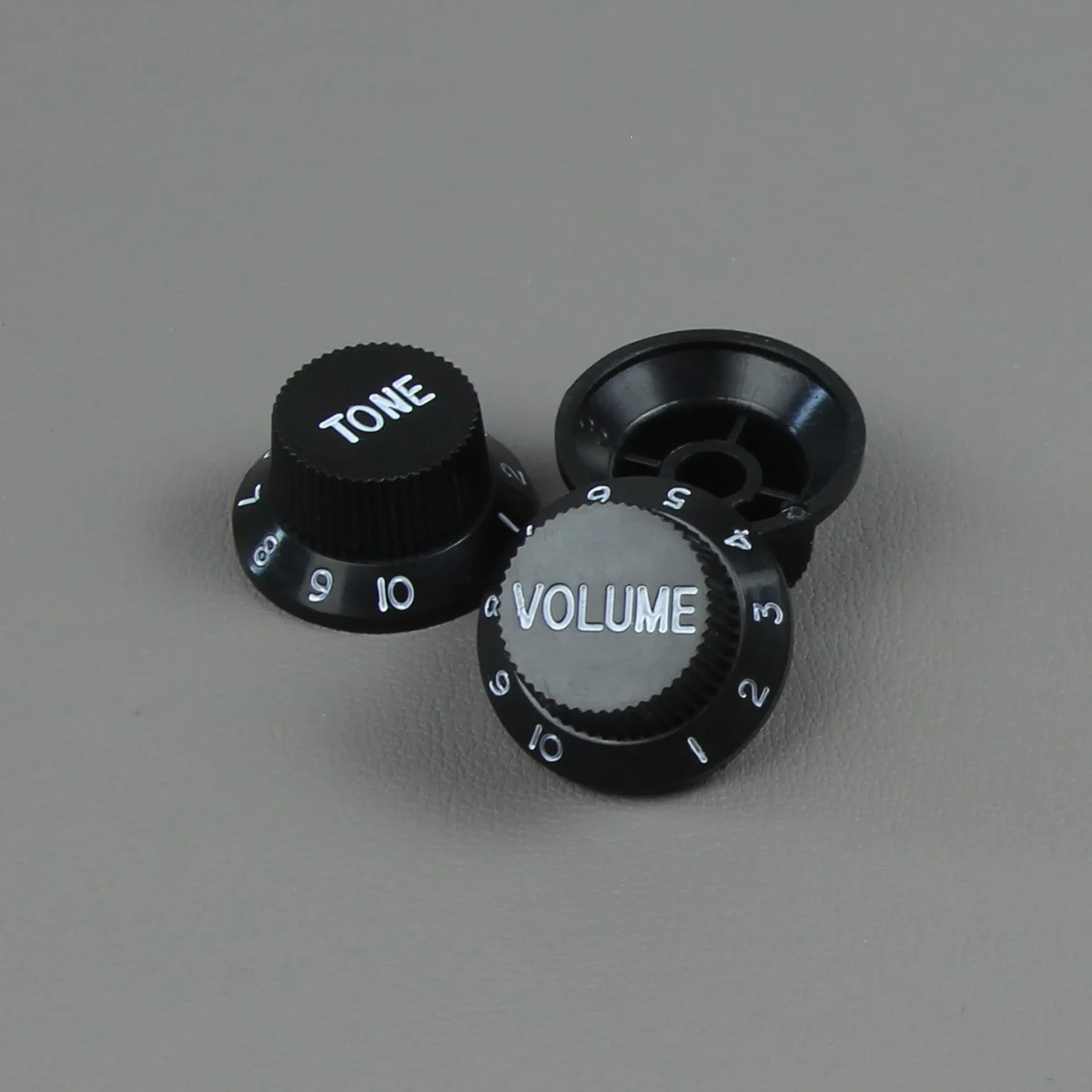 FLEOR Set of Plastic Single Coil Pickup Covers 2T1V Knobs 48/50/52mm Switch Tip Whammy Bar Tip for ST Guitar