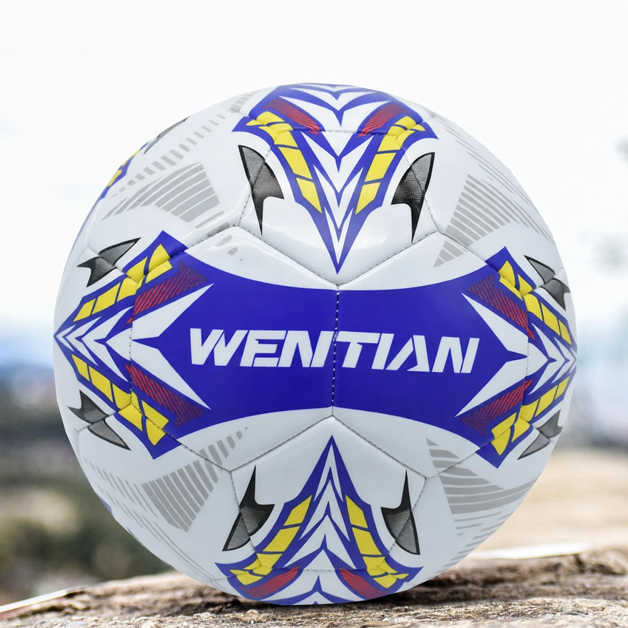 

Классический номер. Футбольный мяч из ТПУ 5. Высококачественный противоскользящий, износостойкий футбольный мяч для тренировок на матчах.