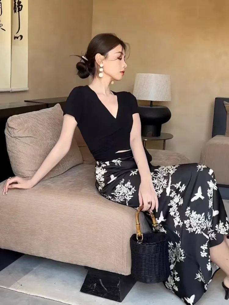 

2025Hot-selling New Summer Black CrossVCollar Tie Top for Women with Unique and Chic Design, Stunning Short SleeveTT-shirt