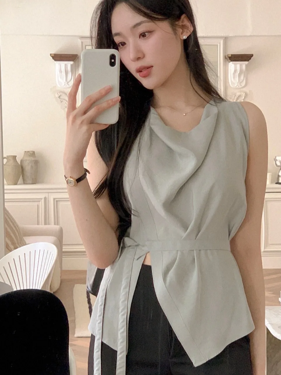 우아한 민소매 셔츠 여성 여름 새로운 스타일 허리 조임 태슬 트리밍 스탠드 칼라 비대칭 시크 블라우스