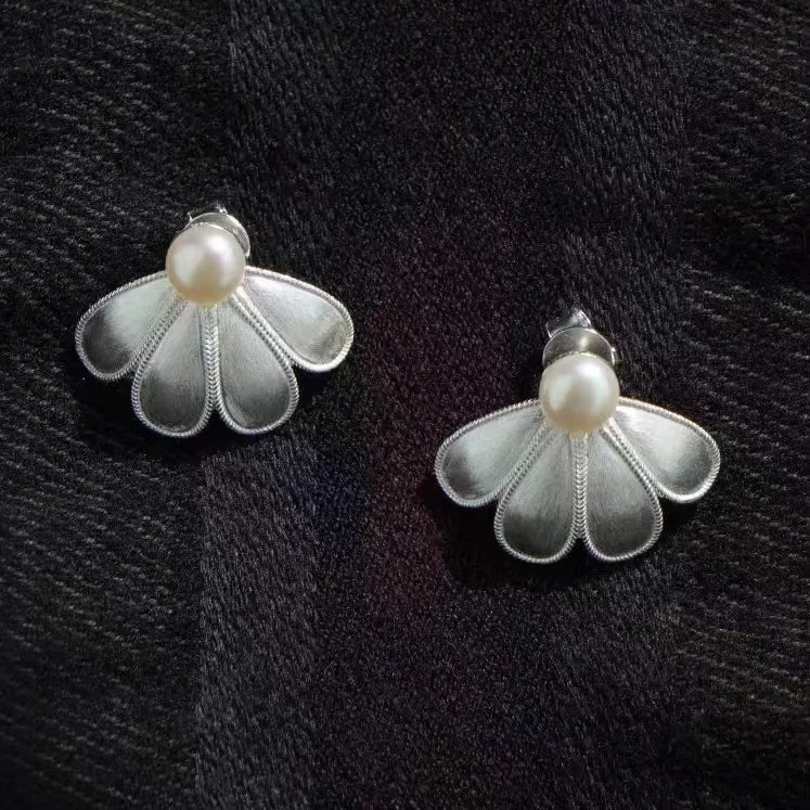 

Vintage Fashion Four Leaf Petal Inlaid with Freshwater Pearl Stud Earrings for Women Quality Daily Jewelr Gift Niche Design INS