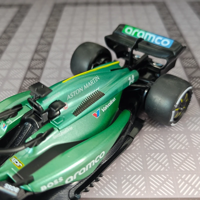 

1:24 Simulated Aston Martin F1 racing alloy car model ornament collection rich details, fine workmanship, and good quality.