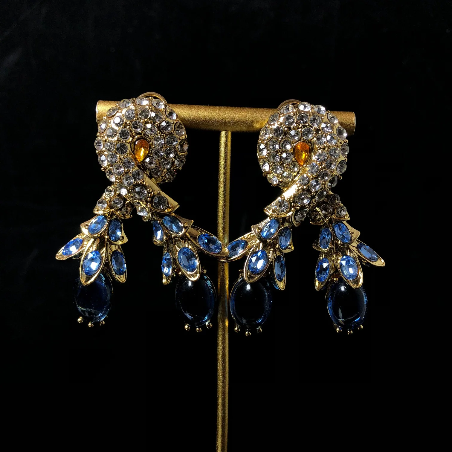 

Серьги-клипсы в средневековом стиле с синим стеклом, инкрустированным бриллиантами, и позолотой из настоящего золота, придающие образу изысканность.